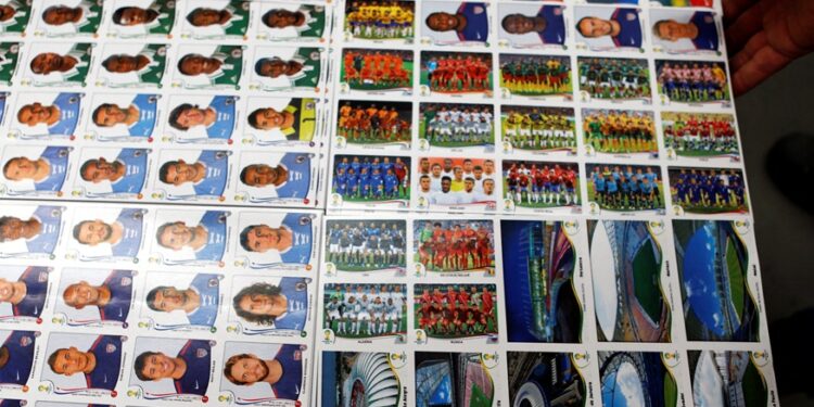 Copa do Mundo: polícia apreende 200 mil figurinhas falsificadas do álbum; entenda